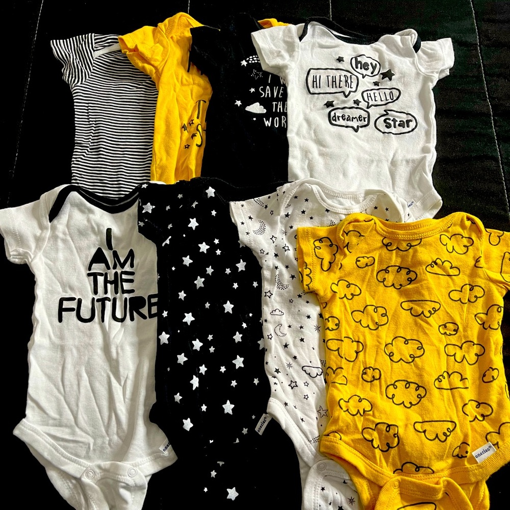 Bundle of Gerber Baby Onesies Unisex Size 0-3 Months